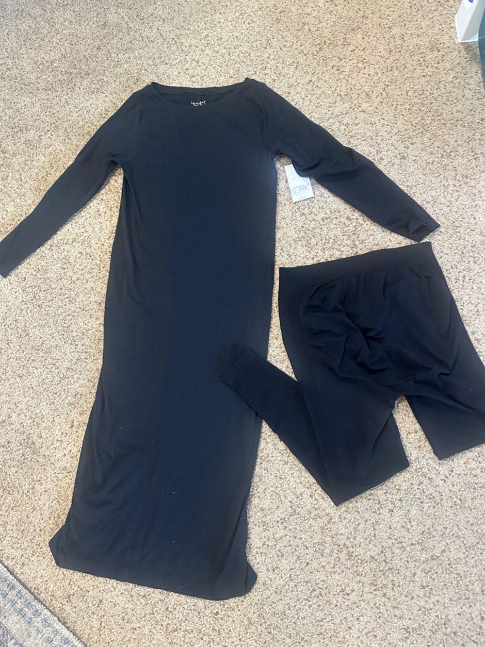 A Pea in the Pod Black Long Sleeve Maxi Dress and leggings